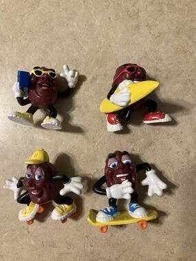 4 Vintage California Raisin Figures Skateboard Surfboard Skates and Radio 1988